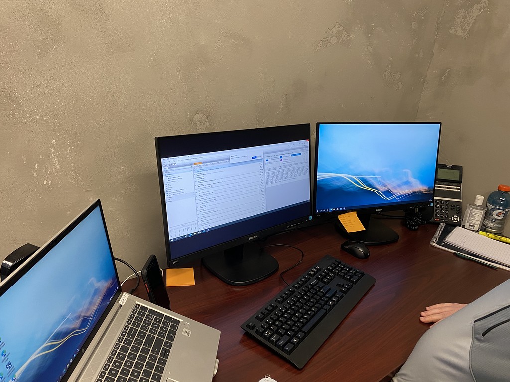 One monitor goes letterbox when laptop is open Plugable Support